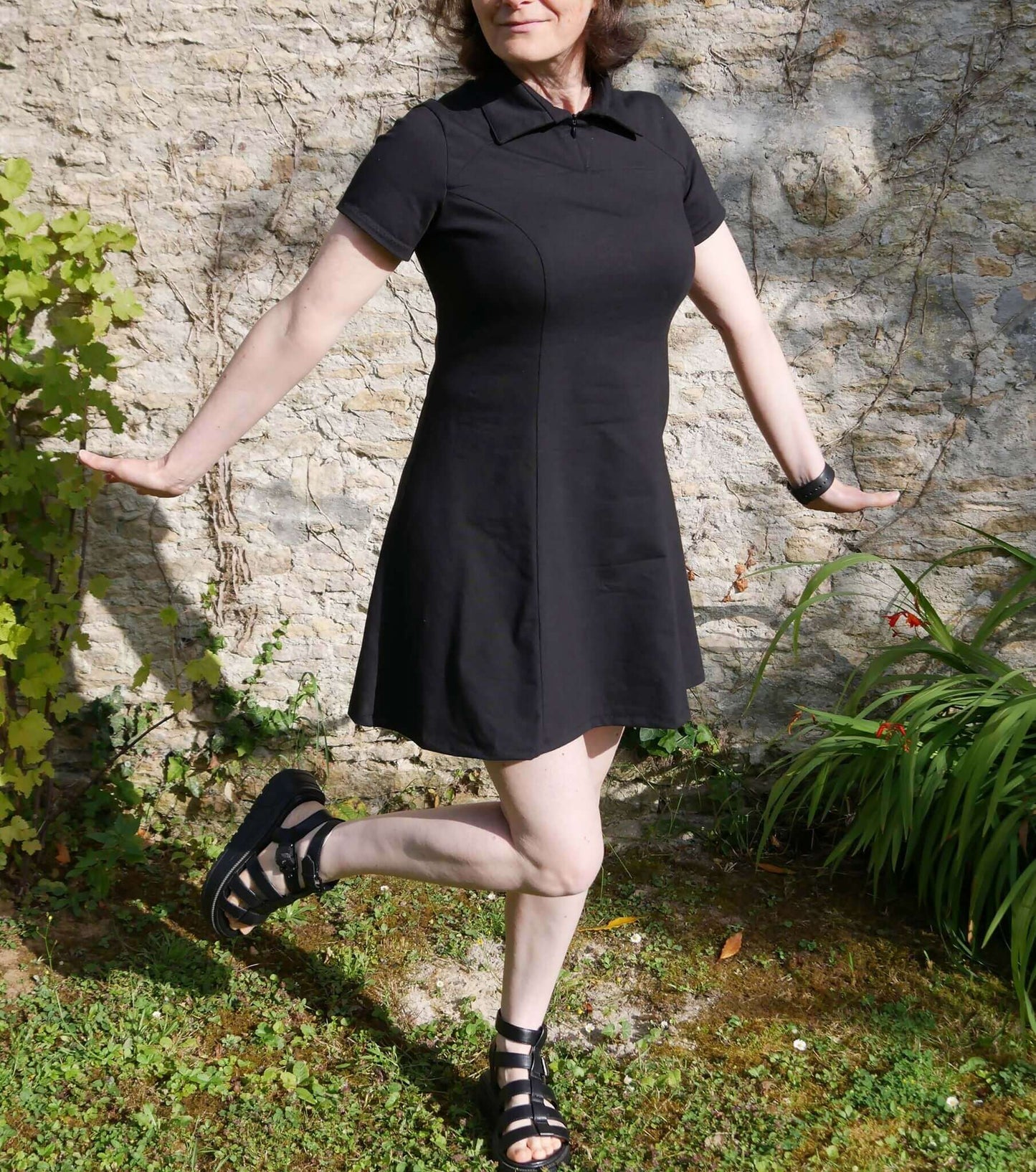 Robe Gaby Femmes portée par une femme, moderne et confortable, idéale pour les demi-saisons, patron pdf à télécharger.