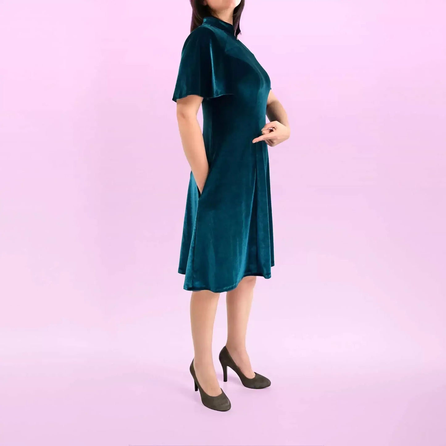 Robe Gaby Femmes en velours vert, élégante et moderne, patron pdf à télécharger pour réaliser votre vêtement.