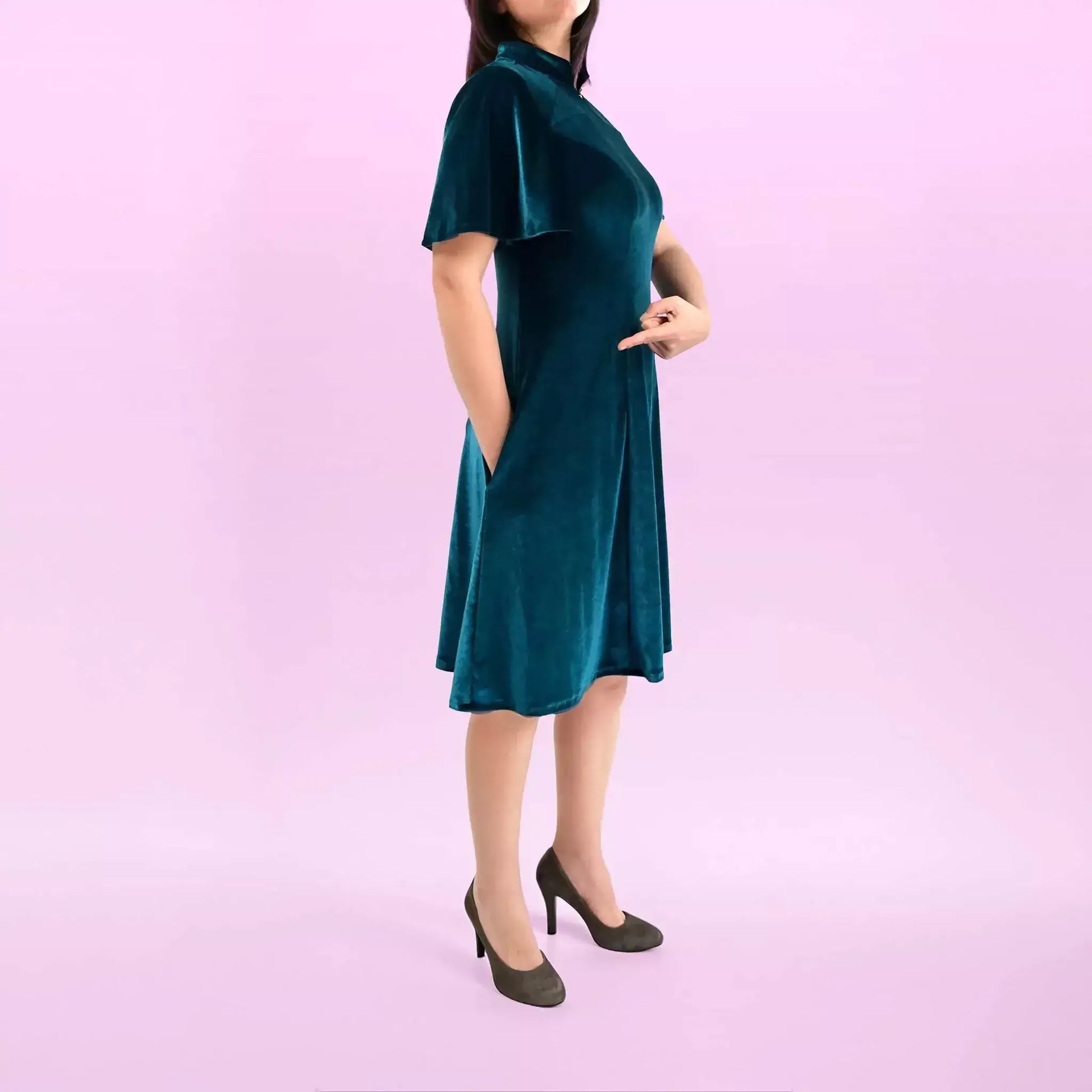 Robe Gaby Femmes en velours vert, élégante et moderne, patron pdf à télécharger pour réaliser votre vêtement.