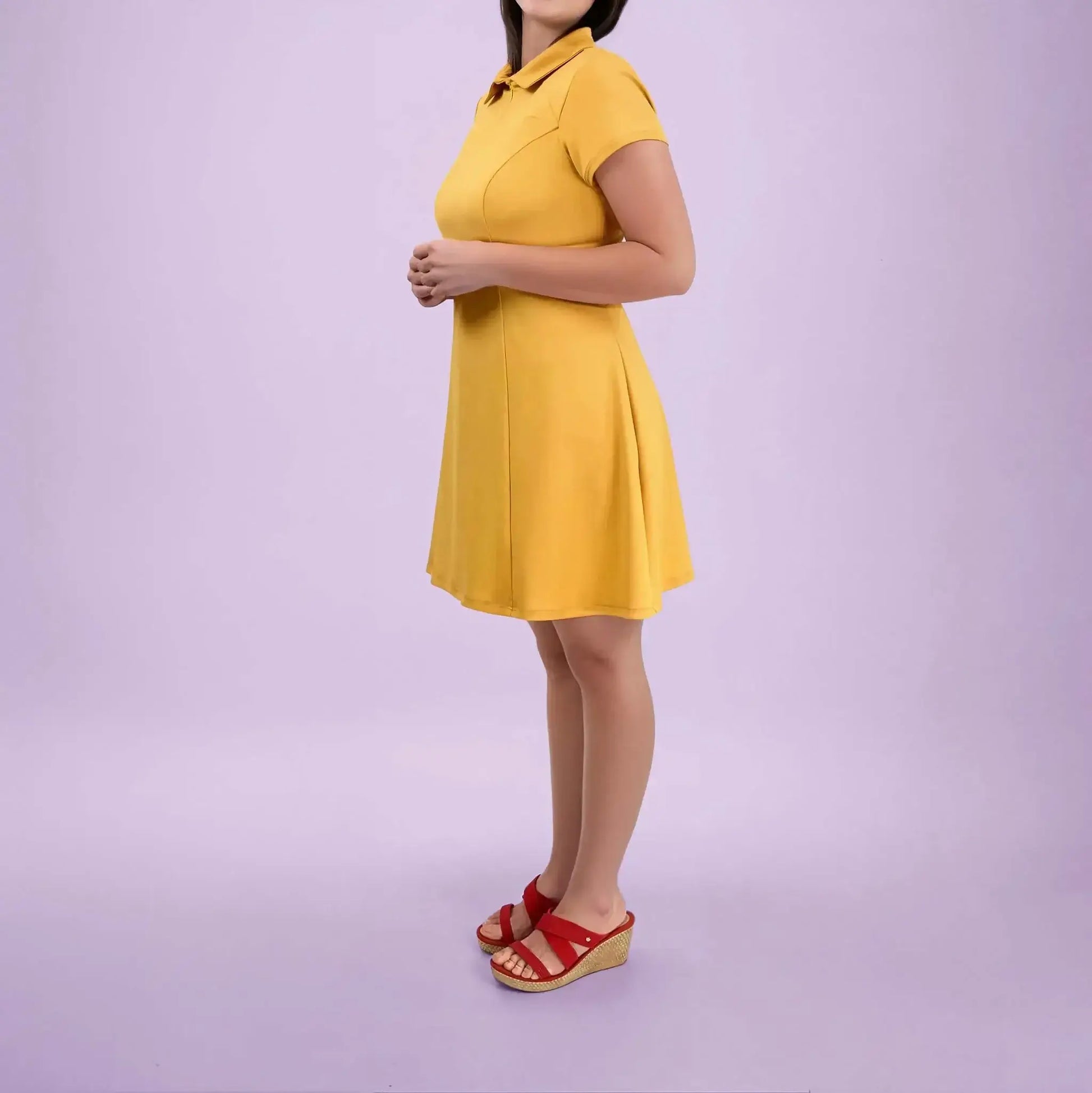 Robe Gaby Femmes en jaune, modèle moderne et confortable, patron pdf à télécharger pour la couture.