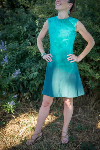 Robe / Blouse Gaby - Patron couture femme du 34 au 58, patron de couture pdf à télécharger, femme portant une robe verte en extérieur