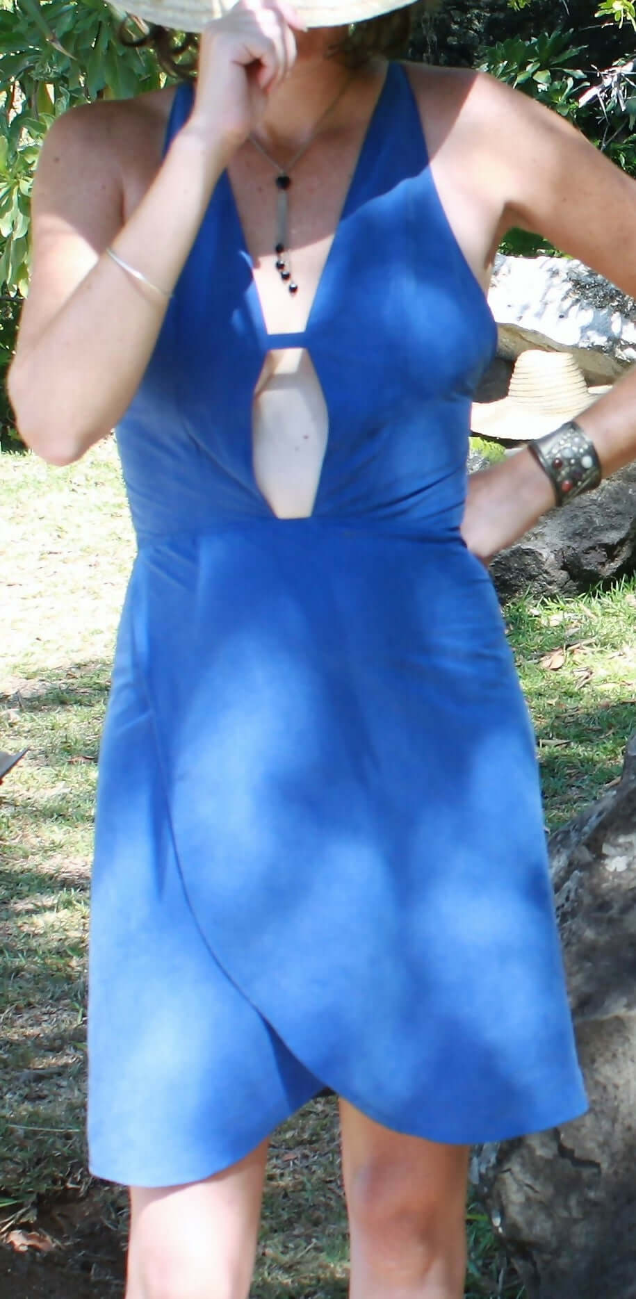 Robe Hécate - T36 à 50, patron de couture pdf à télécharger, robe bleue à décolleté plongeant et jupe portefeuille.