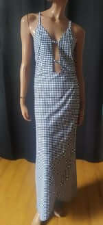 Robe Hécate - T36 à 50 en vichy noir et blanc, modèle longue avec décolleté plongeant et dos nu, patron de couture PDF à télécharger.