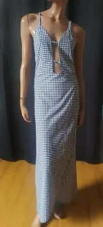 Robe Hécate - T36 à 50 en vichy noir et blanc, modèle longue avec décolleté plongeant et dos nu, patron de couture PDF à télécharger.
