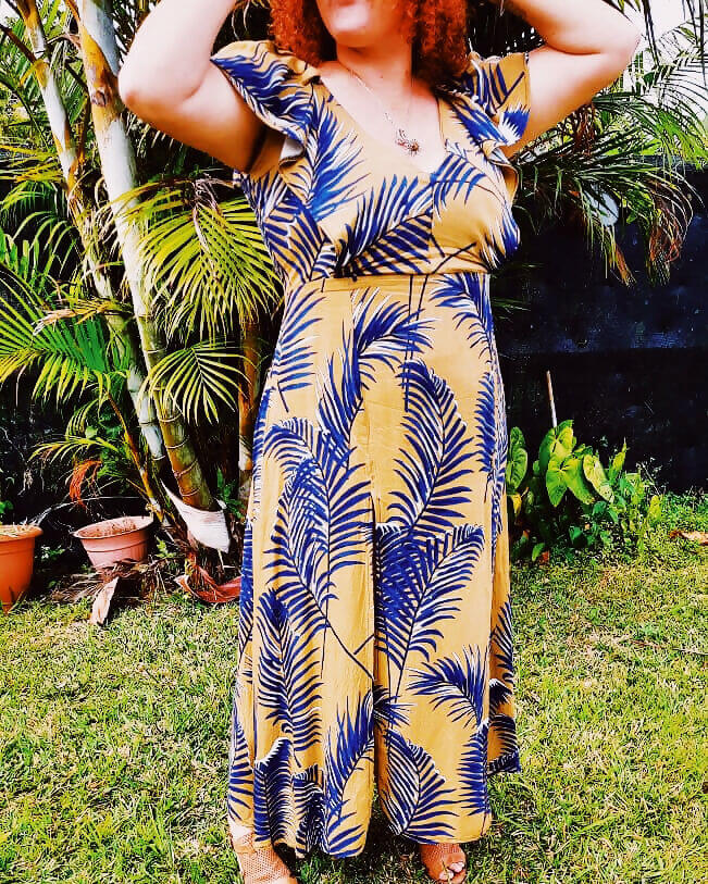 Robe Marpésia - T36 à 50 avec motif tropical, patron de couture pdf à télécharger, portée en extérieur.