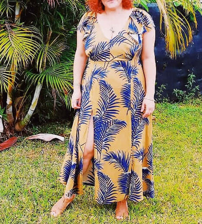 Femme portant la Robe Marpésia - T36 à 50 avec col en V et jupe évasée, idéale pour les patrons de couture PDF à télécharger.