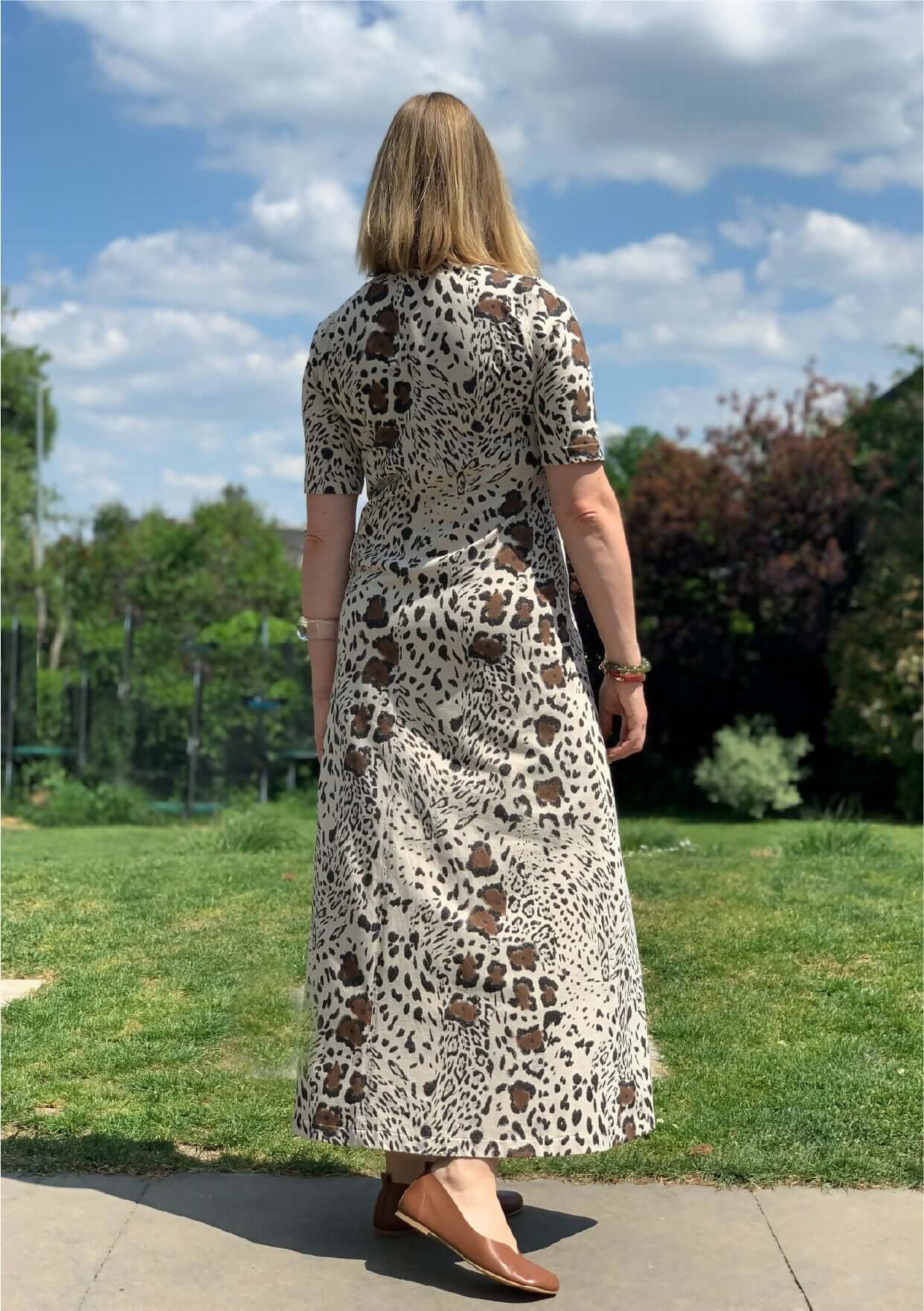 Robe Nata longue en jersey avec imprimé léopard, ajustée à la taille et coutures structurées. Patron de couture PDF à télécharger.