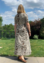 Robe Nata longue en jersey avec imprimé léopard, ajustée à la taille et coutures structurées. Patron de couture PDF à télécharger.