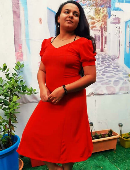 Robe longue rouge avec manches ballons, col en cœur et jupe évasée, idéale pour un patron de couture à télécharger.