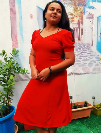 Robe longue rouge avec manches ballons, col en cœur et jupe évasée, idéale pour un patron de couture à télécharger.