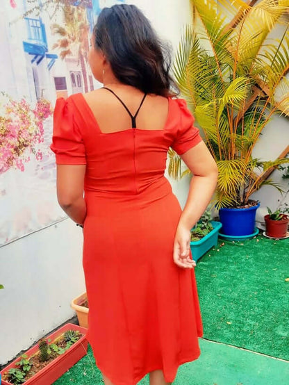 Robe longue rouge avec manches ballons, vue arrière, parfaite pour des projets de couture à télécharger.