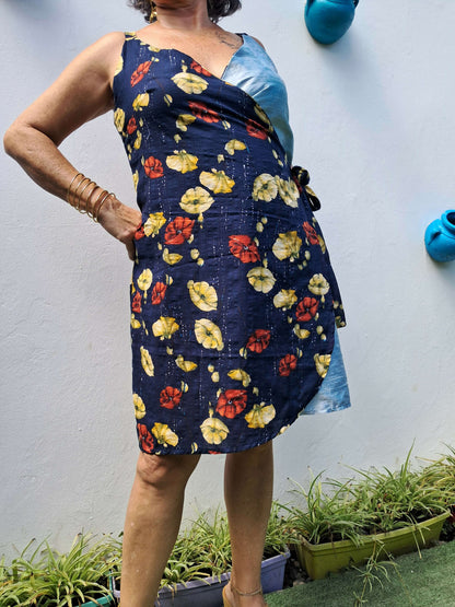 Femme portant une robe portefeuille Ostara aux fleurs, style débutant, à télécharger en PDF.