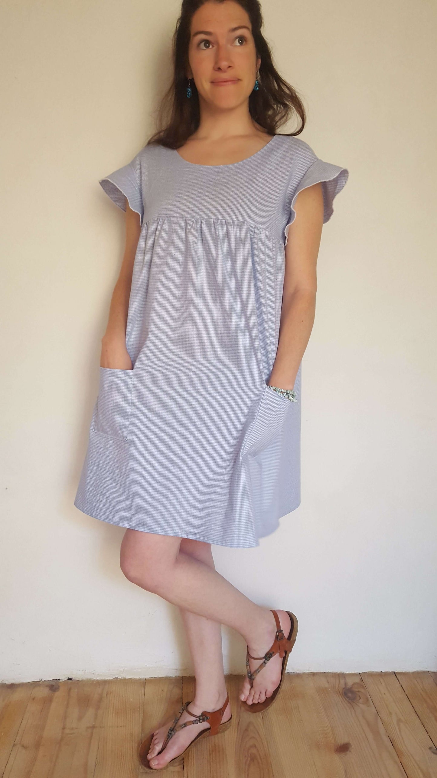 Femme portant la robe "Pansy" du 32 au 56, un patron de couture pdf à télécharger pour l'été, avec poches et volants élégants.