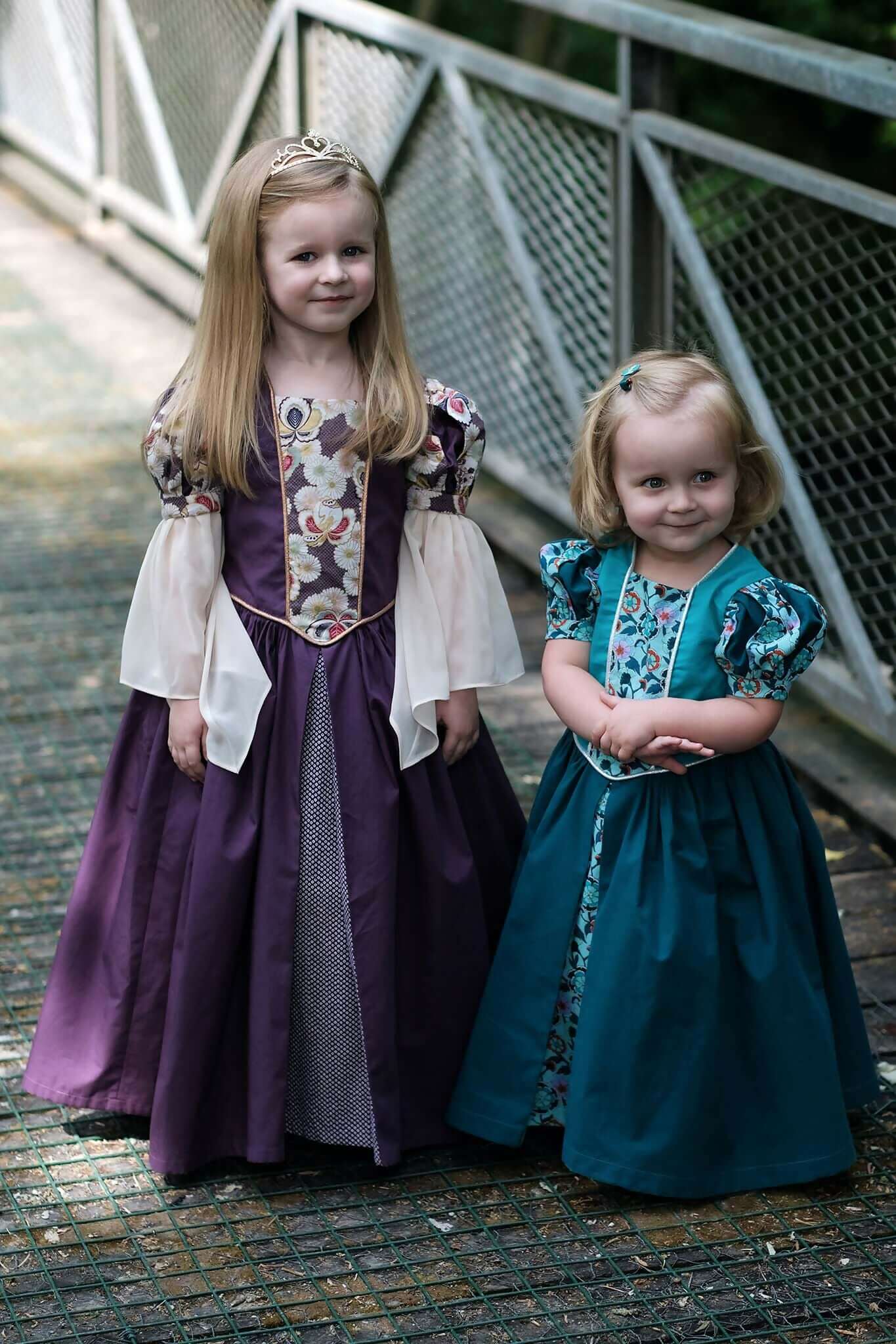 Deux enfants portant la Robe Princesse Margaux Enfants, inspirée des styles médiévaux et Renaissance, patron de couture pdf à télécharger.