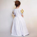 Fille portant la Robe Princesse Margaux Enfants inspirée médiévalement, avec patron de couture pdf à télécharger disponible.