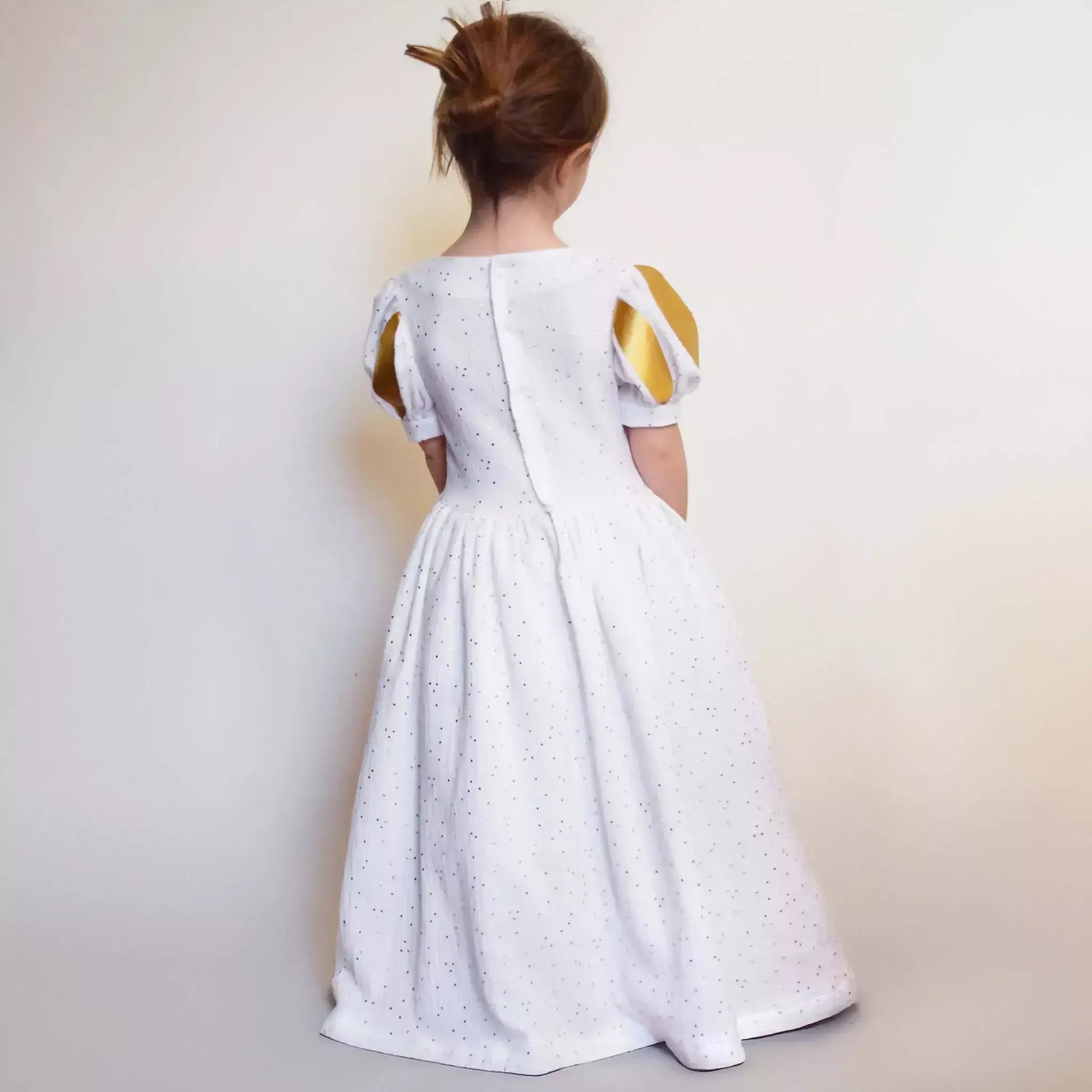 Fille portant la Robe Princesse Margaux Enfants inspirée médiévalement, avec patron de couture pdf à télécharger disponible.