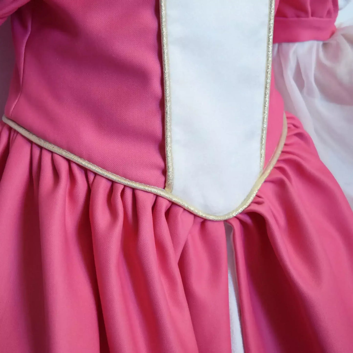 Détail du corsage ajusté de la Robe Princesse Margaux Enfants, patron de couture pdf à télécharger.