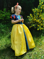 Fille portant la Robe Princesse Margaux Enfants, inspirée des silhouettes médiévales, avec patron de couture PDF à télécharger.