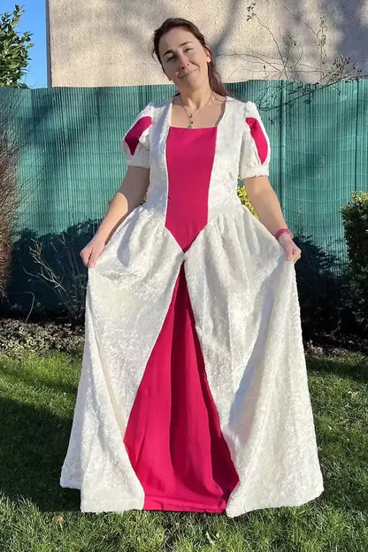 Femme portant la Robe Princesse Margaux Femmes, inspirée des silhouettes médiévales avec jupe ample et corsage ajusté.