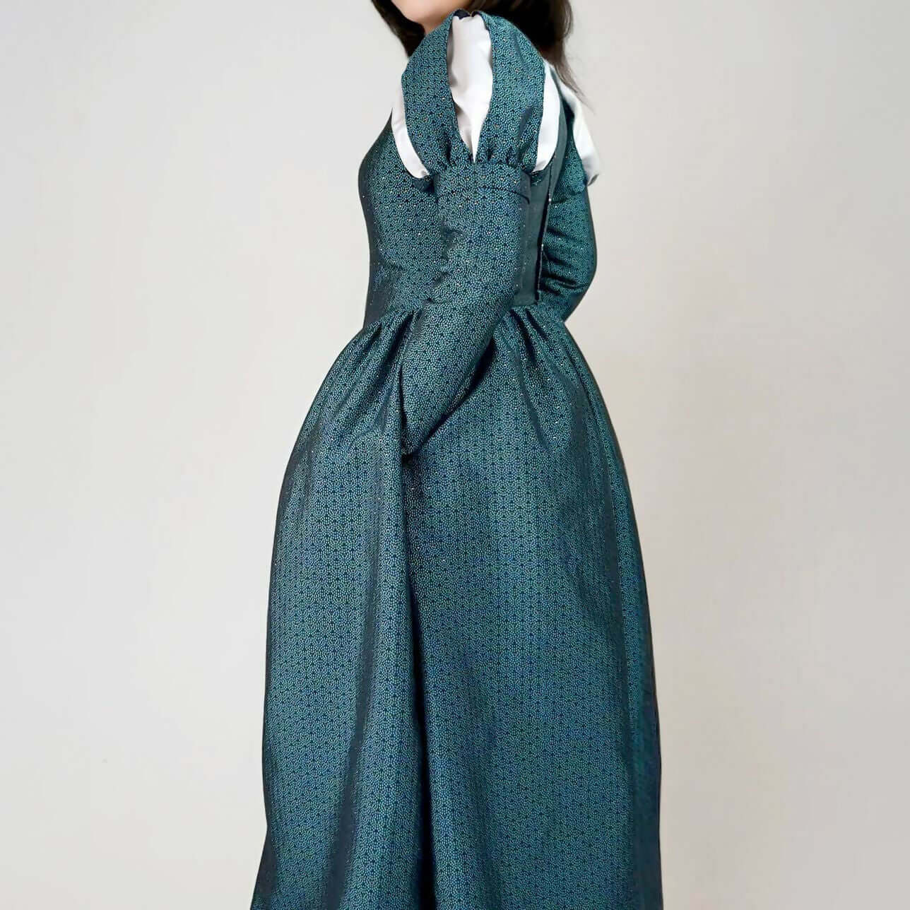 Robe Princesse Margaux Femmes vue arrière, stylisée avec corsage ajusté et manches ballon, patron de couture pdf à télécharger.