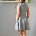 Femme portant la Robe Rochelle du 32 au 56, patron de couture pdf à télécharger, style rétro et féminin avec découpes princesse.