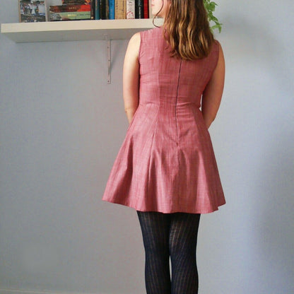 Vue arrière de la Robe Rochelle - 32 au 56, featuring rétro silhouette inégalée. Patron de couture pdf à télécharger disponible.