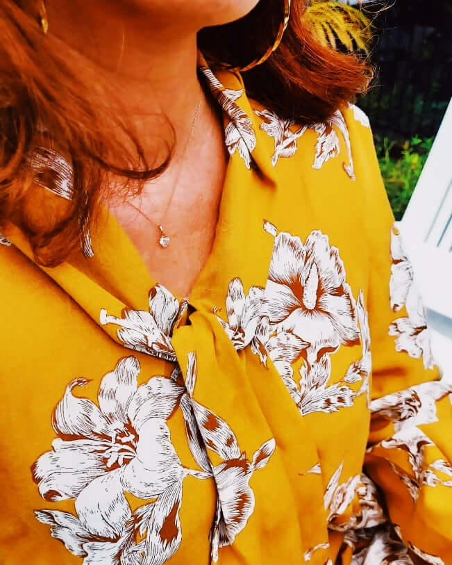 Chemisier à fleurs jaune avec col Lavallière, idéal pour un look élégant et vintage.