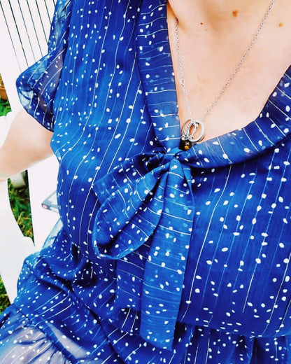 Détail d'une robe babydoll bleue avec col Lavallière et motifs à pois, idéale pour le patron de couture T36 à 50.
