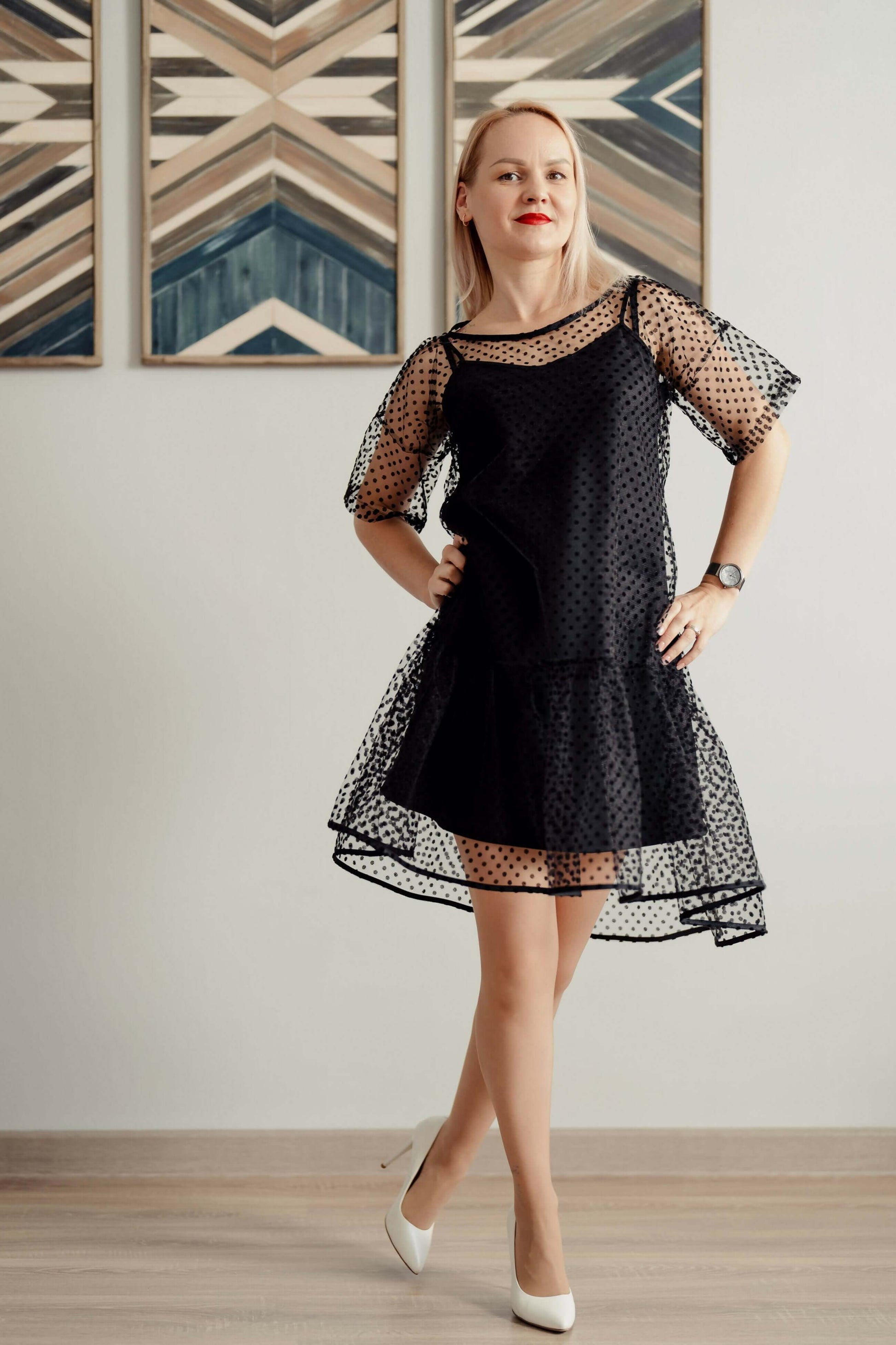 Femme portant une robe élégante représentant le "Robe Sparkle - Patron couture PDF du XS au L" pour couturières expérimentées.