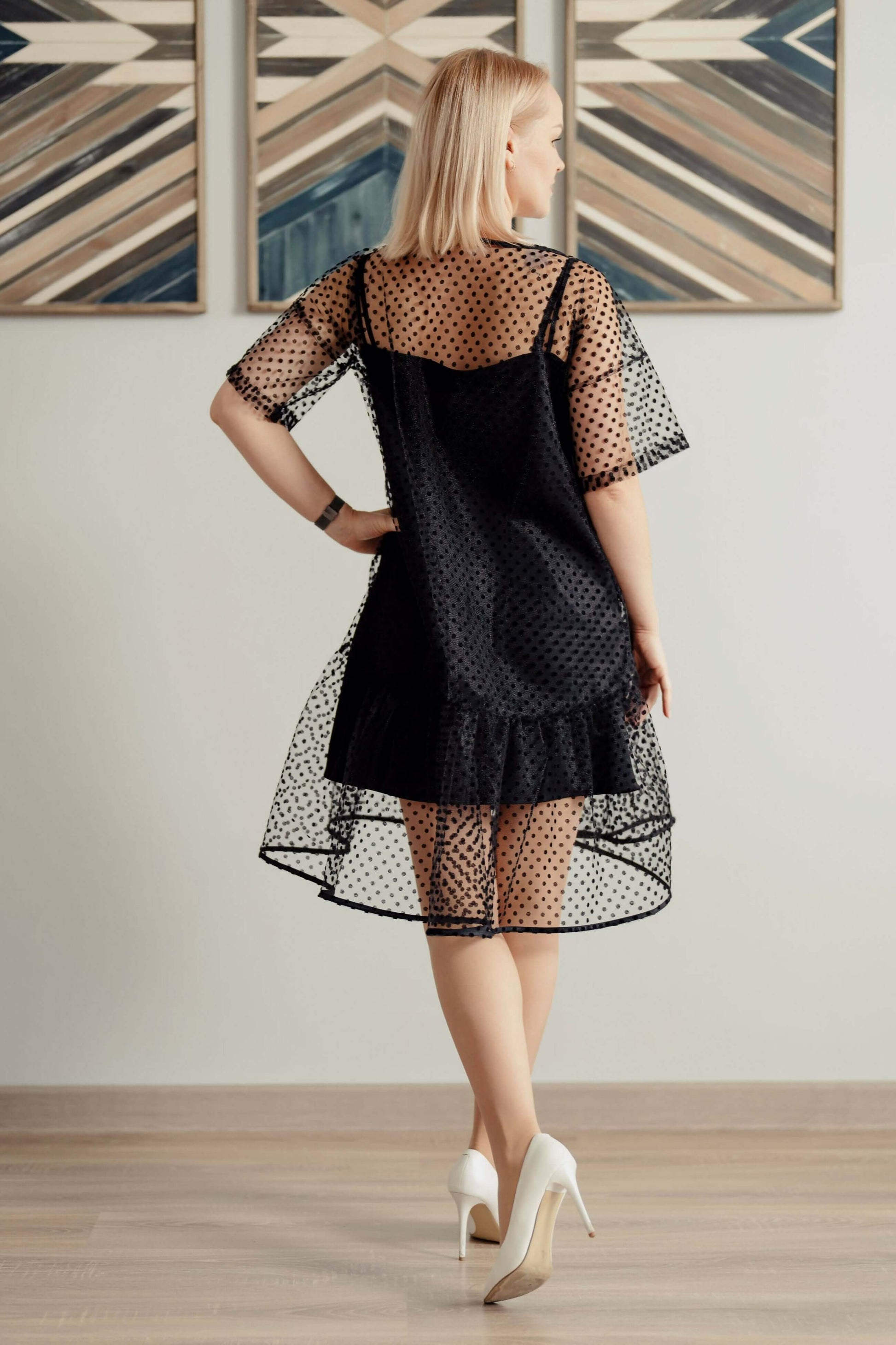 Femme portant la Robe Sparkle - Patron couture PDF du XS au L, élégante robe en dentelle noire, patron de couture pdf à télécharger.