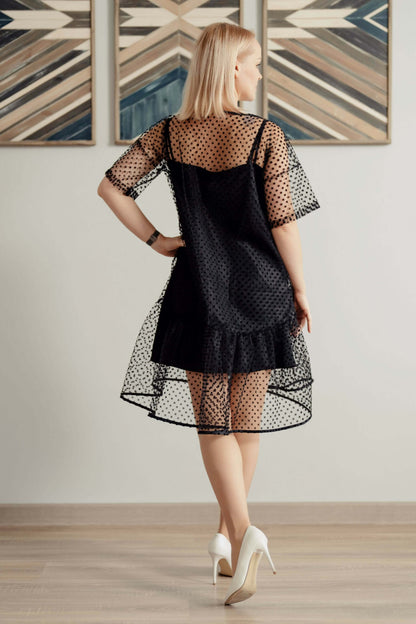 Femme portant la Robe Sparkle - Patron couture PDF du XS au L, élégante robe en dentelle noire, patron de couture pdf à télécharger.