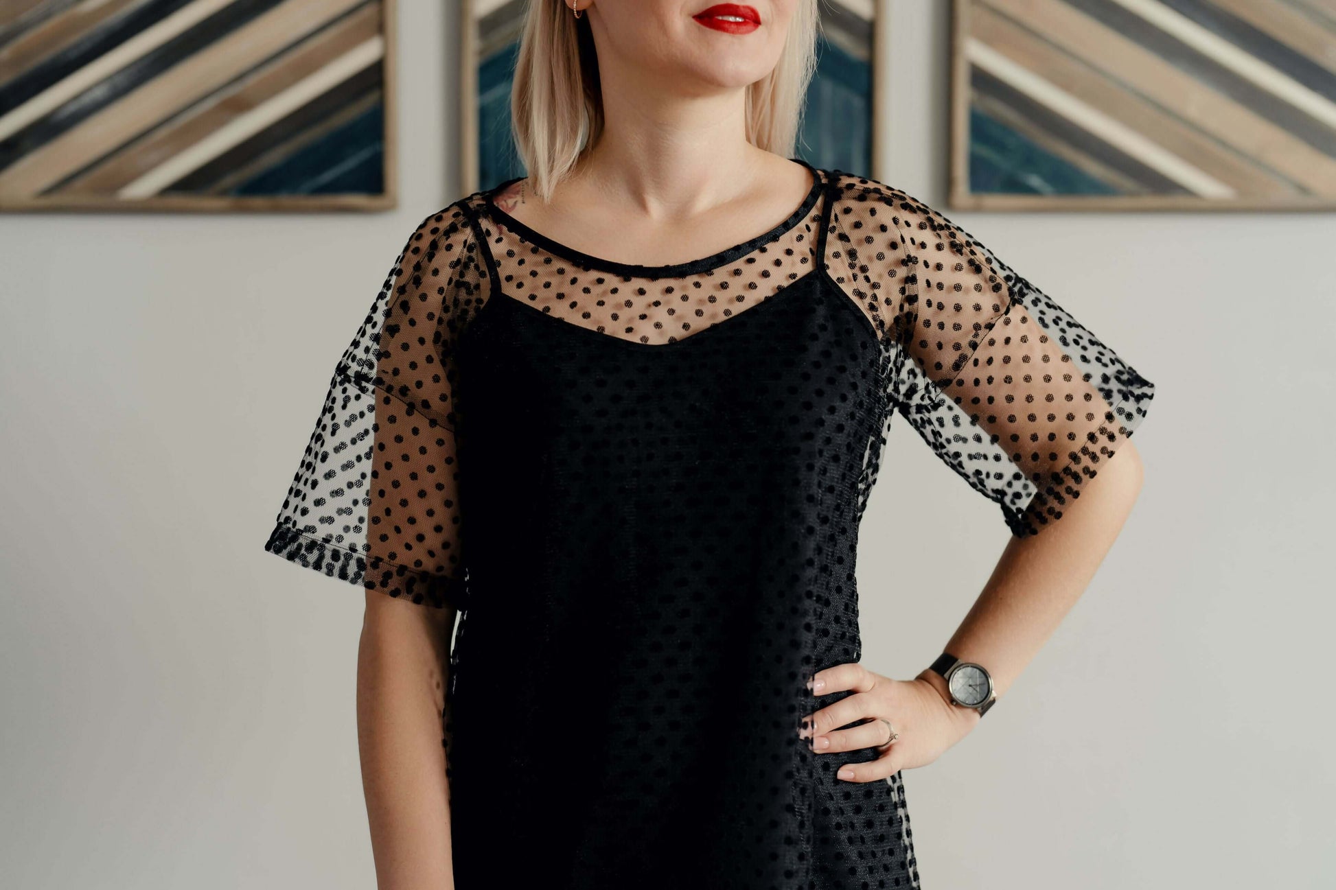 Femme portant une robe élégante noire, illustration pour Robe Sparkle - Patron couture PDF du XS au L. Patron de couture pdf à télécharger.