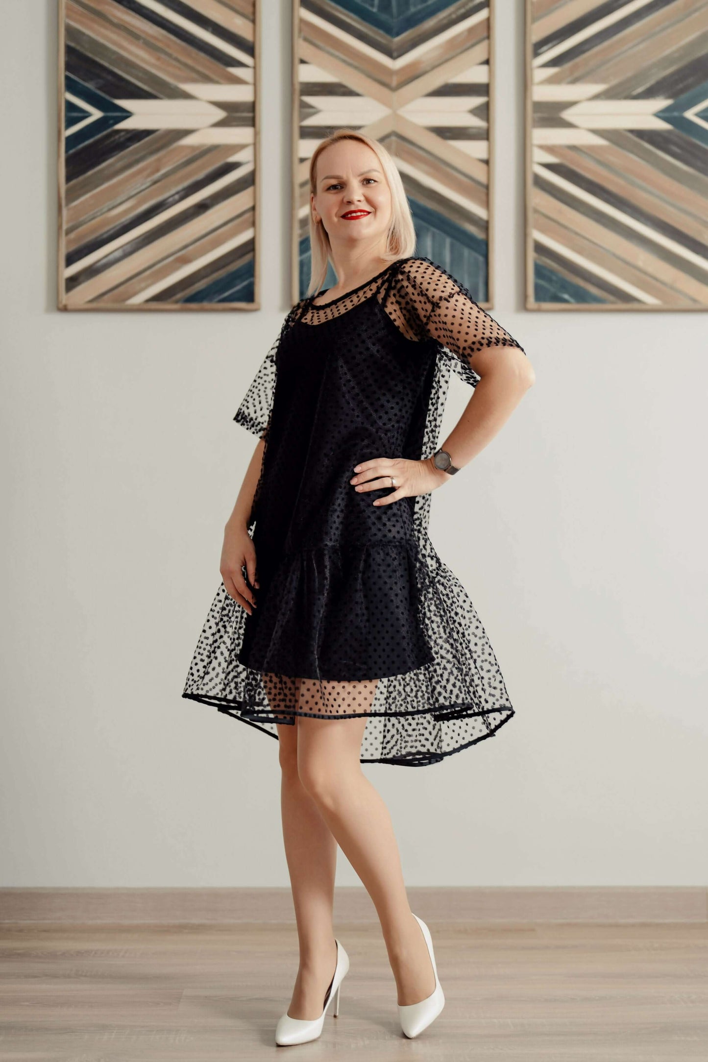 Femme portant la Robe Sparkle - Patron couture PDF du XS au L, élégante et sophistiquée, dans un cadre moderne et chic.