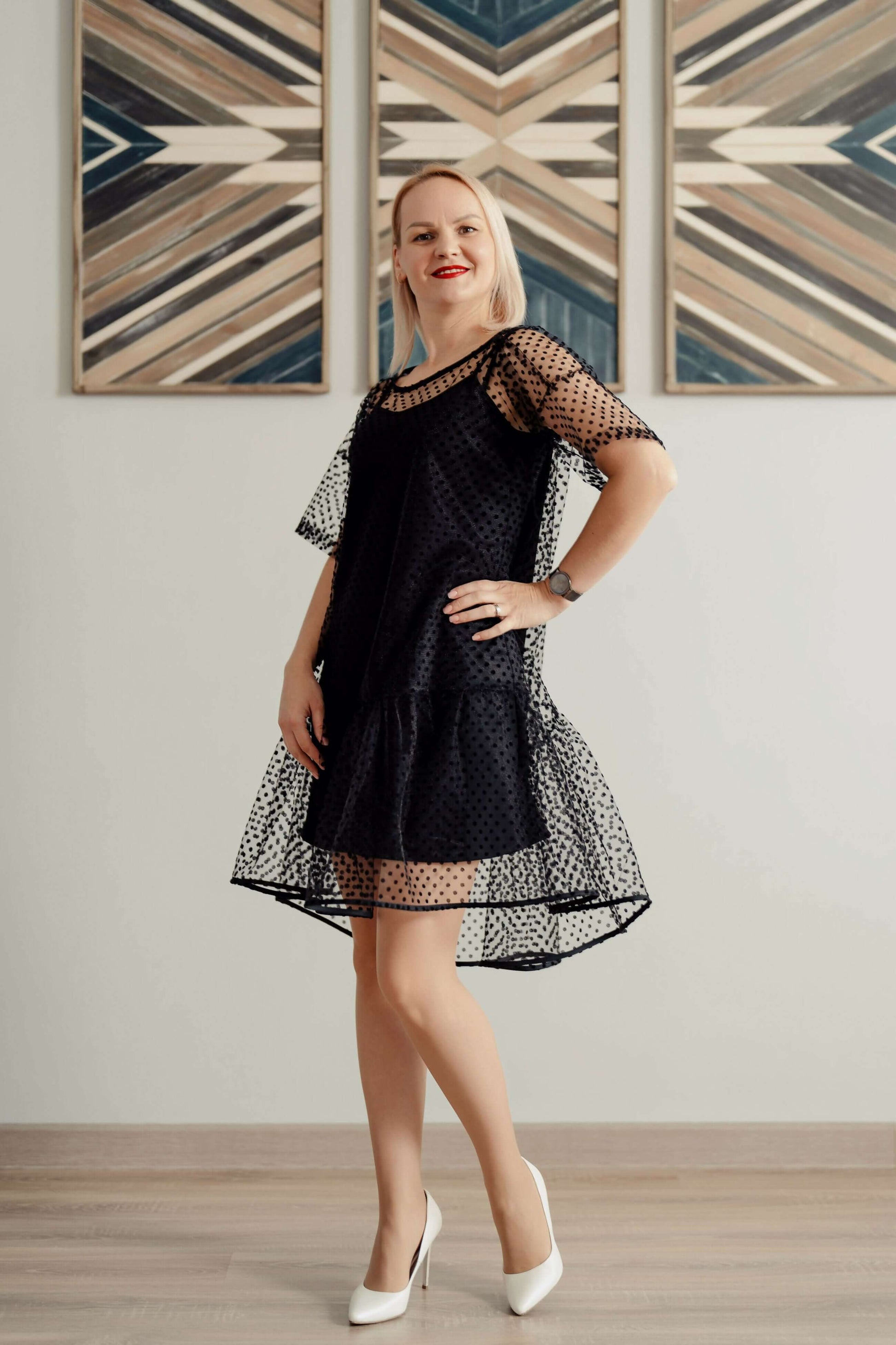 Femme portant la Robe Sparkle - Patron couture PDF du XS au L, élégante et sophistiquée, dans un cadre moderne et chic.