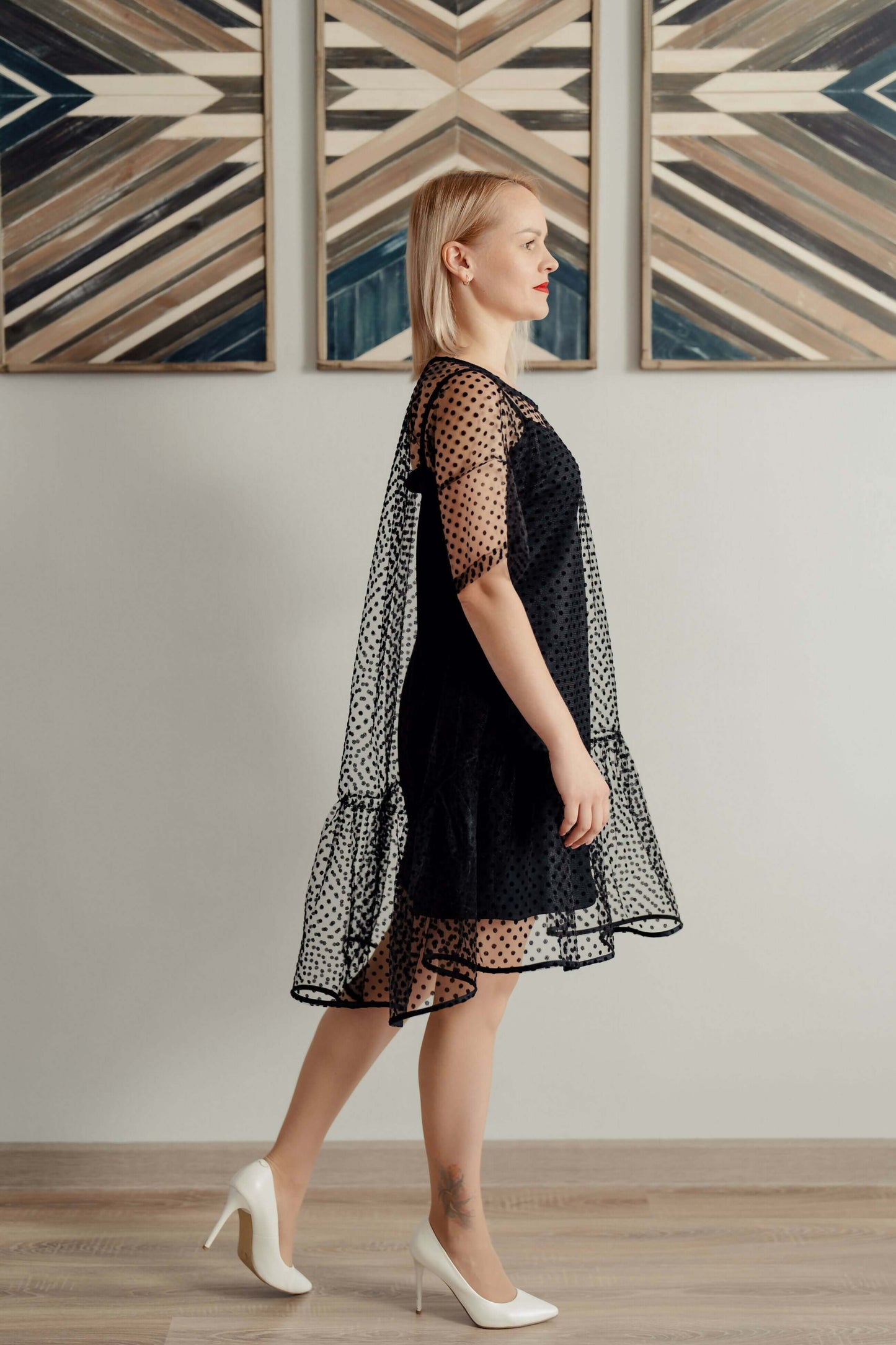 Femme portant une Robe Sparkle noire, patron couture PDF du XS au L, disponible en téléchargement, élégance et style assurés.