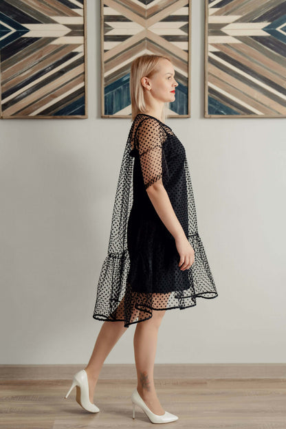 Femme portant une Robe Sparkle noire, patron couture PDF du XS au L, disponible en téléchargement, élégance et style assurés.