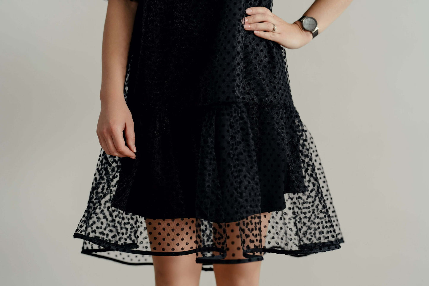 Robe Sparkle - Patron couture PDF du XS au L, patron de couture pdf à télécharger, détail tissu à pois, robe noire élégante.