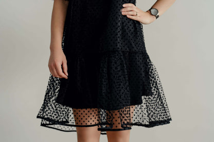 Robe Sparkle - Patron couture PDF du XS au L, patron de couture pdf à télécharger, détail tissu à pois, robe noire élégante.