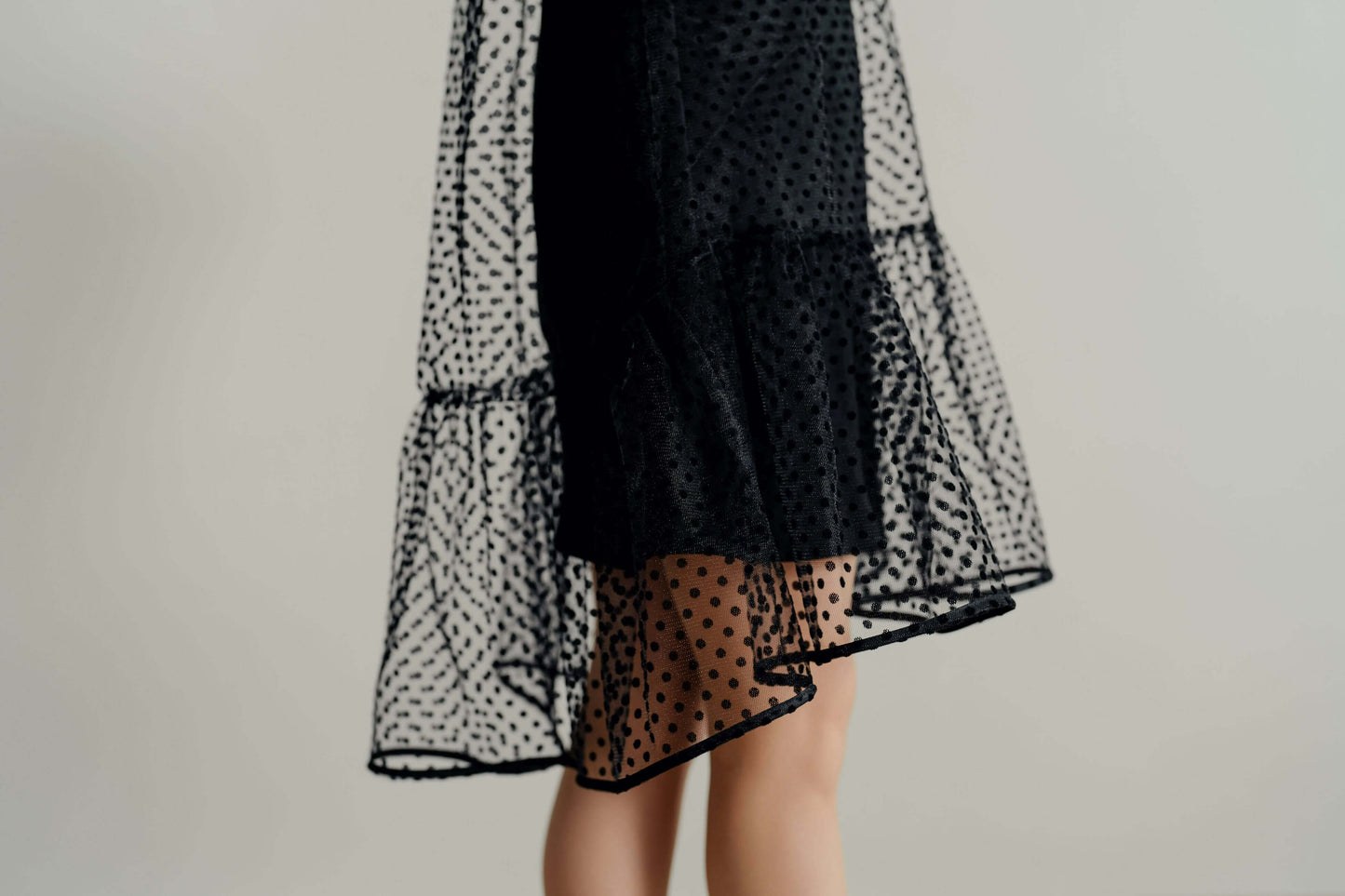 Détail de la Robe Sparkle - Patron couture PDF du XS au L, patron de couture pdf à télécharger, élégante robe avec tissu transparent.