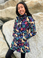 Femme portant une Robe Sweat MILA pour femmes du 34 au 54 avec motif coloré, idéale pour les tissus sweat ou polaire, patron de couture pdf à télécharger.