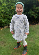 Enfant souriant portant une Robe Sweat Mini-MILA pour filles du 2 au 16 Ans, patron de couture pdf à télécharger, avec motif félin.