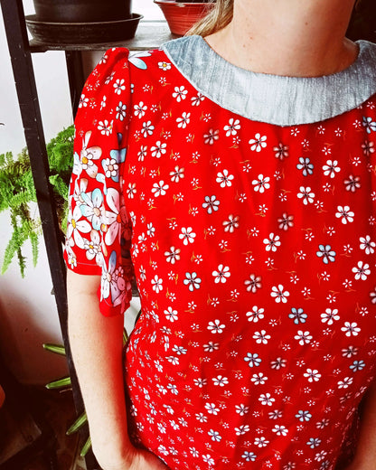 Robe rouge à fleurs avec col argenté, manches froncées, parfaite pour un patron de couture à télécharger.