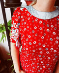 Robe rouge à fleurs avec col argenté, manches froncées, parfaite pour un patron de couture à télécharger.