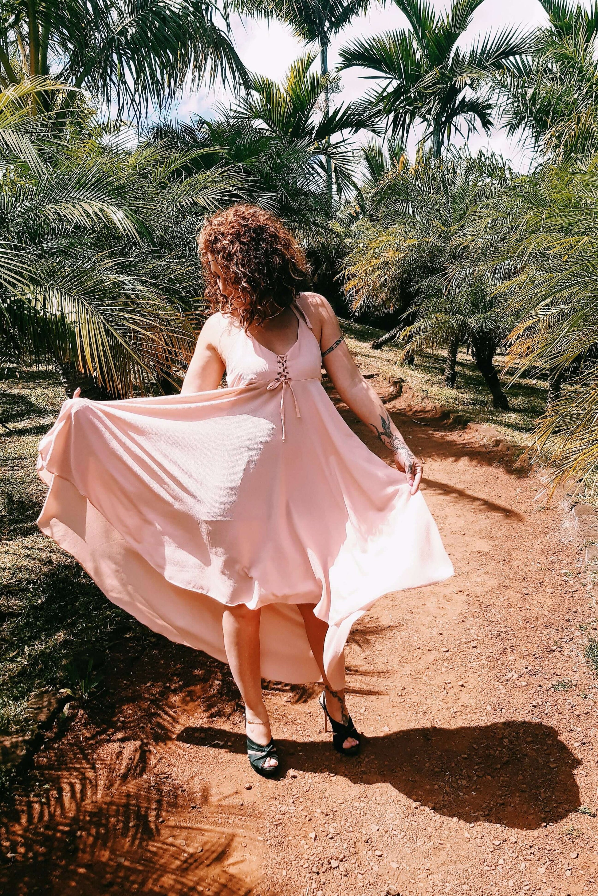 Femme portant la Robe Thoé - T36 à 50, coupe asymétrique, disponible en patron de couture pdf à télécharger, idéal pour l'été.