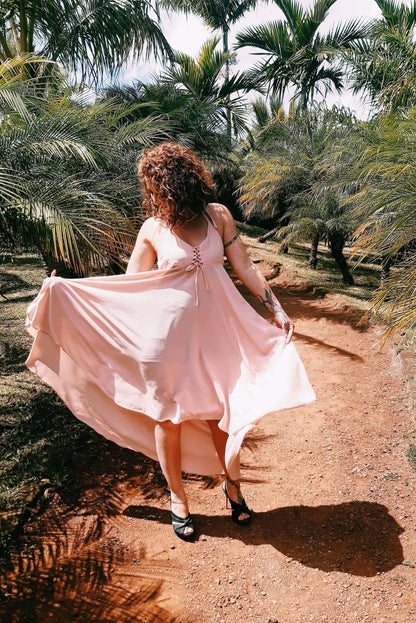 Femme portant la Robe Thoé - T36 à 50, coupe asymétrique, disponible en patron de couture pdf à télécharger, idéal pour l'été.