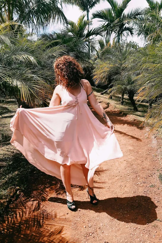 Femme portant la Robe Thoé - T36 à 50, coupe asymétrique, disponible en patron de couture pdf à télécharger, idéal pour l'été.