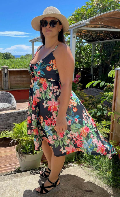 Femme portant la Robe Thoé - T36 à 50 avec coupe asymétrique, idéale pour patron de couture pdf à télécharger, en été.