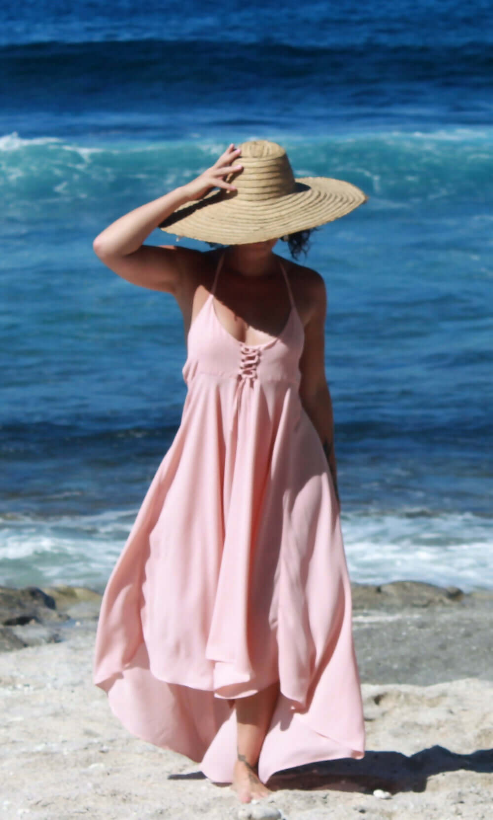 Femme à la plage portant la Robe Thoé - T36 à 50, patron de couture pdf à télécharger, robe asymétrique en été