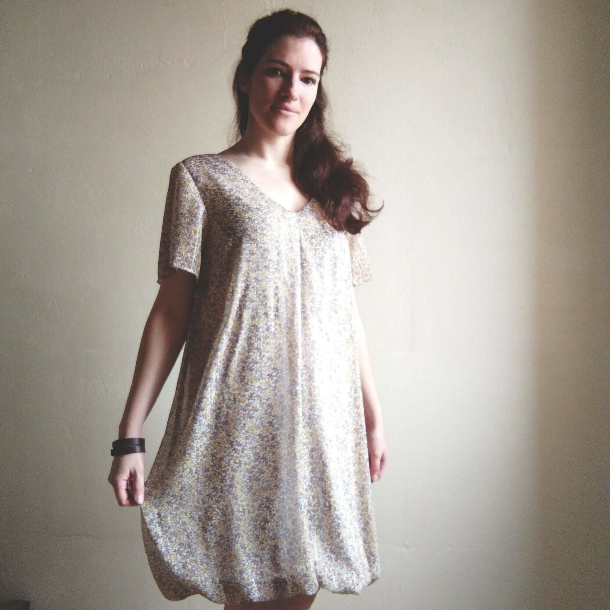 Robe "Topalyne" du 32 au 60, patron de couture PDF à télécharger, montrant un modèle portant la robe doublée avec encolure en V.