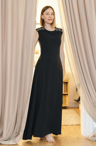 Femme portant une robe longue noire - XS-L - DARK LAGUNA, patron de couture PDF à télécharger, niveau intermédiaire.